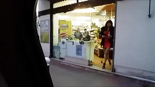 despondent cougar a l epicerie